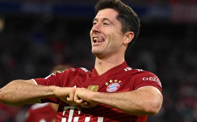 Weltklasse-Stürmer Robert Lewandowski bejubelt sein drittes Tor zum 5:0 gegen eine leidenschaftslos spielende Hertha aus Berlin. Foto: Sven Hoppe/dpa