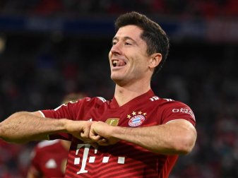 Weltklasse-Stürmer Robert Lewandowski bejubelt sein drittes Tor zum 5:0 gegen eine leidenschaftslos spielende Hertha aus Berlin. Foto: Sven Hoppe/dpa Weltklasse-Stürmer Robert Lewandowski bejubelt sein drittes Tor zum 5:0 gegen eine leidenschaftslos spielende Hertha aus Berlin. Foto: Sven Hoppe/dpa