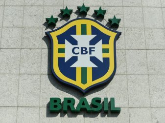 Vierte Liga: Stadiondach kracht auf die Tribüne Vierte Liga: Stadiondach kracht auf die Tribüne