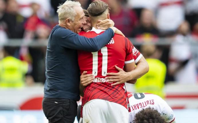 Freiburgs Trainer Christian Streich jubelt mit seinen Spielern. Foto: Tom Weller/dpa