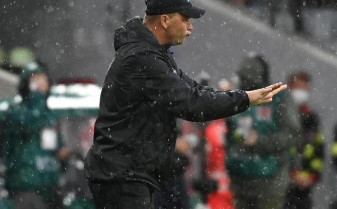 Hertha-Coach Pal Dardai hat mit seinem Team noch keinen Punkt in der laufenden Saison geholt. Foto: Sven Hoppe/dpa