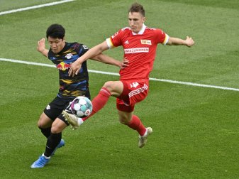 Hwang (l) wird als Leihgabe für Wolverhampton spielen Hwang (l) wird als Leihgabe für Wolverhampton spielen