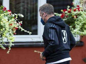 Bundestrainer Hansi Flick bei der Ankunft der deutschen Fußball-Nationalmannschaft im Waldhotel. Foto: Tom Weller/dpa Bundestrainer Hansi Flick bei der Ankunft der deutschen Fußball-Nationalmannschaft im Waldhotel. Foto: Tom Weller/dpa