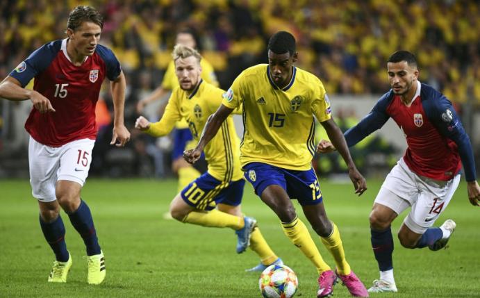 Sander Berge (l.) positiv im Teamquartier getestet