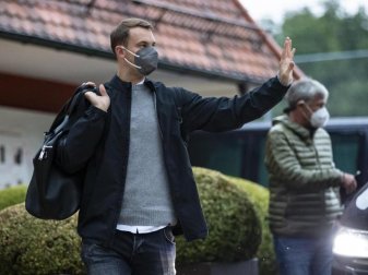 Manuel Neuer bei der Ankunft im Teamhotel des DFB-Teams in Stuttgart. Foto: Tom Weller/dpa Manuel Neuer bei der Ankunft im Teamhotel des DFB-Teams in Stuttgart. Foto: Tom Weller/dpa