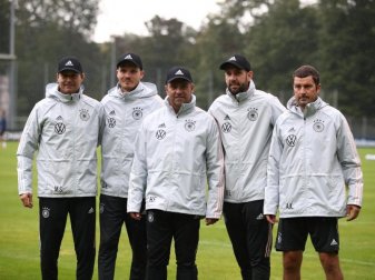 Auftakt beim DFB: Bundestrainer Hansi Flick (M) mit seinen Assistenztrainer Marcus Sorg (l-r) und Danny Röhl, Individualtrainer Mads Buttgereit sowie Torwarttrainer Andreas Kronenberg. Foto: Tom Weller/dpa Auftakt beim DFB: Bundestrainer Hansi Flick (M) mit seinen Assistenztrainer Marcus Sorg (l-r) und Danny Röhl, Individualtrainer Mads Buttgereit sowie Torwarttrainer Andreas Kronenberg. Foto: Tom Weller/dpa