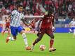 Der Franzose Dayot Upamecano (r) vom FC Bayern München verletzte sich gegen Hertha BSC. Foto: Sven Hoppe/dpa