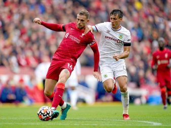 Liverpools Jordan Henderson (l) behauptet gegen Burnleys Jack Cork den Ball. Foto: Mike Egerton/PA Wire/dpa Liverpools Jordan Henderson (l) behauptet gegen Burnleys Jack Cork den Ball. Foto: Mike Egerton/PA Wire/dpa