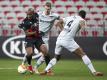 Nizzas Myziane Maolida (l) behauptet im Dribbling gegen Leverkusens Lars Bender (M) und Jonathan Tah den Ball. Foto: Daniel Cole/AP/dpa