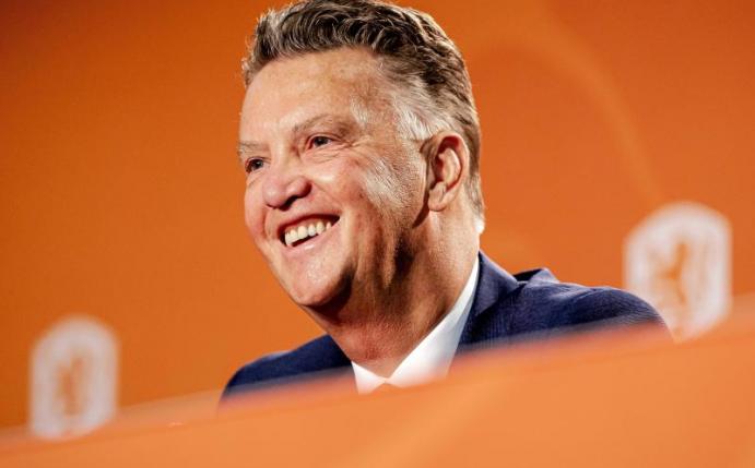 Louis van Gaal lächelt während seiner Vorstellung als Nationaltrainer der niederländischen Nationalmannschaft. Foto: Robin Van Lonkhuijsen/ANP/dpa