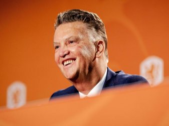 Louis van Gaal lächelt während seiner Vorstellung als Nationaltrainer der niederländischen Nationalmannschaft. Foto: Robin Van Lonkhuijsen/ANP/dpa Louis van Gaal lächelt während seiner Vorstellung als Nationaltrainer der niederländischen Nationalmannschaft. Foto: Robin Van Lonkhuijsen/ANP/dpa