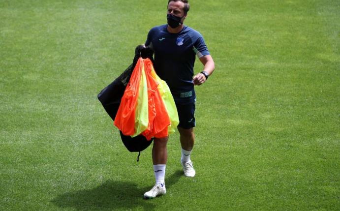 Gabor Gallai, Trainer der Fuballerinnen der TSG 1899 Hoffenheim, geht mit Mundschutz über den Platz. Foto: Adam Pretty/Getty Images Europe/Pool/dpa