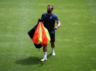 Gabor Gallai, Trainer der Fuballerinnen der TSG 1899 Hoffenheim, geht mit Mundschutz über den Platz. Foto: Adam Pretty/Getty Images Europe/Pool/dpa Gabor Gallai, Trainer der Fuballerinnen der TSG 1899 Hoffenheim, geht mit Mundschutz über den Platz. Foto: Adam Pretty/Getty Images Europe/Pool/dpa
