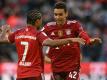 Serge Gnabry ist begeistert von Jamal Musiala (r.)
