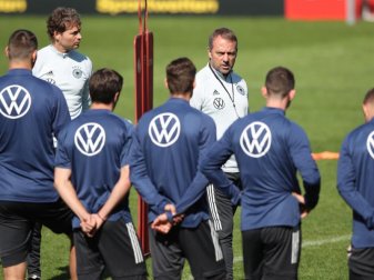 Ohne Kapitän Manuel Neuer und Thomas Müller musste Bundestrainer Hansi Flick das finale Training für das Liechtenstein-Spiel abhalten. Foto: Tom Weller/dpa Ohne Kapitän Manuel Neuer und Thomas Müller musste Bundestrainer Hansi Flick das finale Training für das Liechtenstein-Spiel abhalten. Foto: Tom Weller/dpa