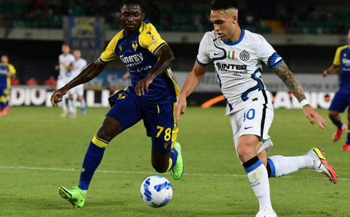 Lautaro Martinez (r.) bleibt bei Inter Mailand