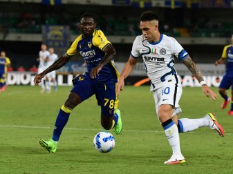 Lautaro Martinez (r.) bleibt bei Inter Mailand Lautaro Martinez (r.) bleibt bei Inter Mailand