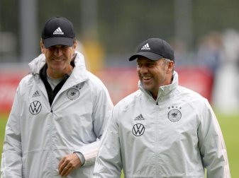 Starten mit dem DFB-Team in die WM-Qualifikation: Oliver Bierhoff (l) und Hansi Flick. Foto: Tom Weller/dpa Starten mit dem DFB-Team in die WM-Qualifikation: Oliver Bierhoff (l) und Hansi Flick. Foto: Tom Weller/dpa