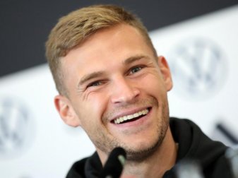 Kann wieder gut lachen: Joshua Kimmich. Foto: Tom Weller/dpa Kann wieder gut lachen: Joshua Kimmich. Foto: Tom Weller/dpa