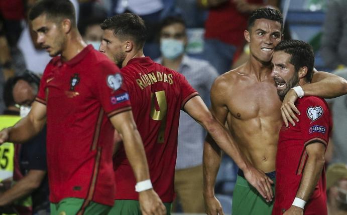 Ronaldo (Mitte) feiert seinen Tor-Weltrekord