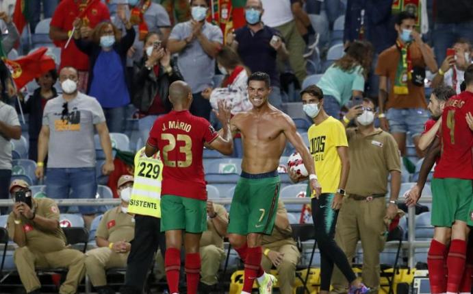 Rekordmann: Cristiano Ronaldo (Mitte) wird von seinen Mitspielern gefeiert. Foto: Armando Franca/AP/dpa