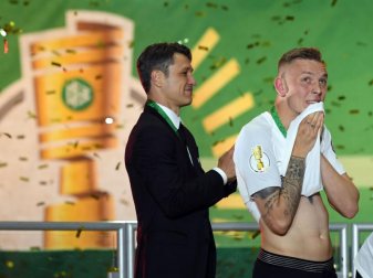 Höhepunkt der Karriere: Marius Wolf gewinnt 2018 mit Eintracht Frankfurt den DFB-Pokal unter Trainer Niko Kovac (l). Foto: Arne Dedert/dpa Höhepunkt der Karriere: Marius Wolf gewinnt 2018 mit Eintracht Frankfurt den DFB-Pokal unter Trainer Niko Kovac (l). Foto: Arne Dedert/dpa