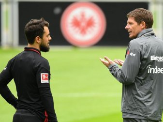 Cheftrainer Oliver Glasner (r) verzichtet in der Europa League auf Amin Younes. Foto: Arne Dedert/dpa