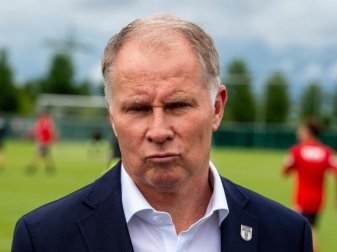 FCA-Manager Stefan Reuter findet die internationalen Transferausgaben «Wahnsinn». Foto: Stefan Puchner/dpa FCA-Manager Stefan Reuter findet die internationalen Transferausgaben «Wahnsinn». Foto: Stefan Puchner/dpa