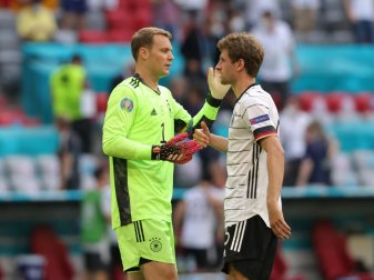 Kapitän Manuel Neuer und Thomas Müller werden geehrt Kapitän Manuel Neuer und Thomas Müller werden geehrt