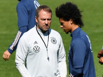 Trainer Hansi Flick (l.) und Offensivspieler Leroy Sane Trainer Hansi Flick (l.) und Offensivspieler Leroy Sane