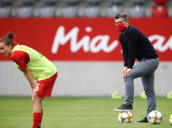 Jens Scheuer, Trainer vom FC Bayern München, beobachtet seine Spielerinnen beim Aufwärmen. Foto: Adam Pretty/Getty Images Europe/Pool/dpa Jens Scheuer, Trainer vom FC Bayern München, beobachtet seine Spielerinnen beim Aufwärmen. Foto: Adam Pretty/Getty Images Europe/Pool/dpa