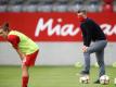 Jens Scheuer, Trainer vom FC Bayern München, beobachtet seine Spielerinnen beim Aufwärmen. Foto: Adam Pretty/Getty Images Europe/Pool/dpa
