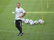 Bundestrainer Hansi Flick verfolgt das Training seiner Mannschaft. Foto: Tom Weller/dpa