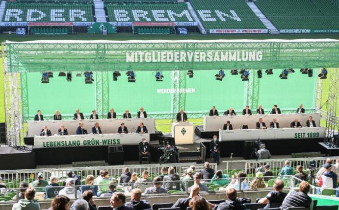 Die Mitgliederversammlung von Werder Bremen wurde im Weser-Stadion abgehalten. Foto: Mohssen Assanimoghaddam/dpa