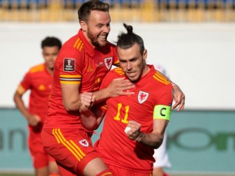 Gareth Bale sichert Wales mit drei Treffern den Sieg Gareth Bale sichert Wales mit drei Treffern den Sieg