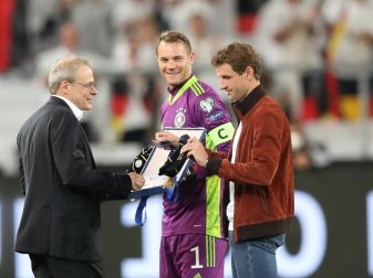Thomas Müller (r) und Manuel Neuer (M) werden von Peter Peters vor der Partie geehrt. Foto: Tom Weller/dpa Thomas Müller (r) und Manuel Neuer (M) werden von Peter Peters vor der Partie geehrt. Foto: Tom Weller/dpa