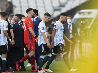 Argentiniens Nicolas Otamendi (l-r), Giovani Lo Celso und Emiliano Martinez verlassen das Spielfeld. Foto: Andre Penner/PA Wire/dpa