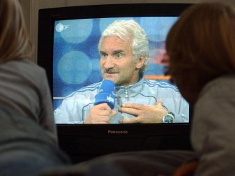 Legendäres Interview: Rudi Völler nach dem 0:0 der DFB-Elf gegen Island in Reykjavik. Foto: Kay Nietfeld/dpa Legendäres Interview: Rudi Völler nach dem 0:0 der DFB-Elf gegen Island in Reykjavik. Foto: Kay Nietfeld/dpa