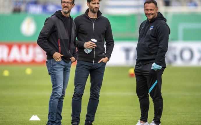 Zwischen Hertha-Manager Fredi Bobic (l) und Trainer Pal Dardai (r) gab es zuletzt ein klares Gespräch. Foto: David Inderlied/dpa