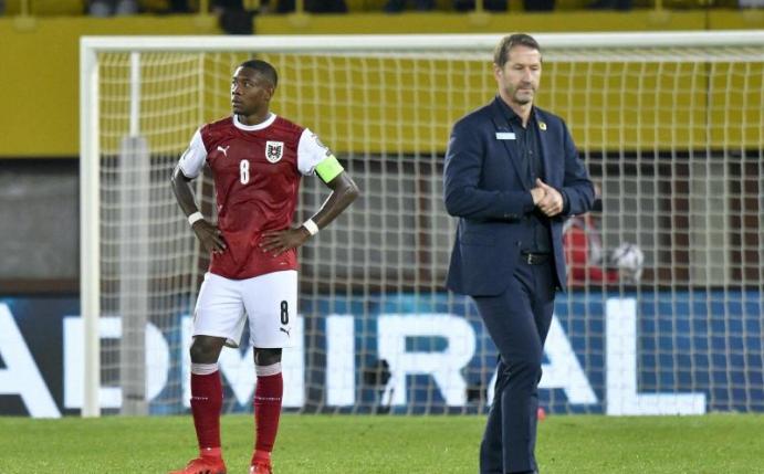 David Alaba (l) und Trainer Franco Foda stehen nach dem verlorenen Spiel auf dem Platz. Foto: Herbert Neubauer/APA/dpa