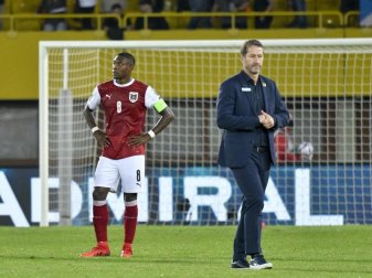 David Alaba (l) und Trainer Franco Foda stehen nach dem verlorenen Spiel auf dem Platz. Foto: Herbert Neubauer/APA/dpa David Alaba (l) und Trainer Franco Foda stehen nach dem verlorenen Spiel auf dem Platz. Foto: Herbert Neubauer/APA/dpa
