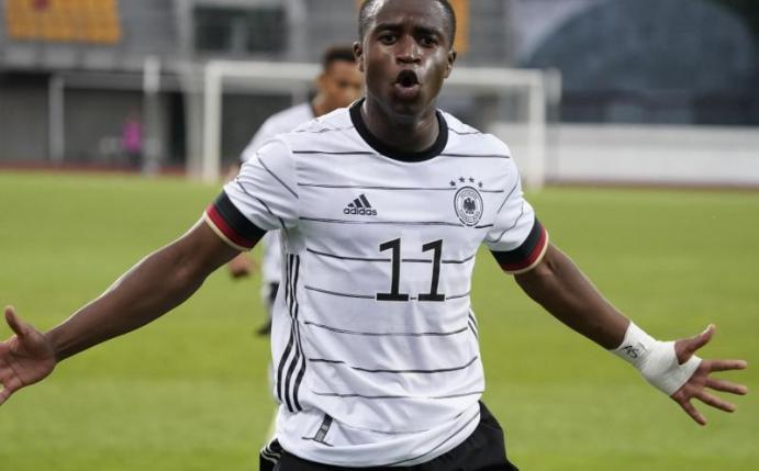 Glänzt auch in der U21-Auswahl: BVB-Stürmer Youssoufa Moukoko. Foto: Oksana Dzadan/dpa