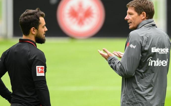 Eintracht-Trainer Oliver Glasner (r) im Gespräch mit Amin Younes. Foto: Arne Dedert/dpa