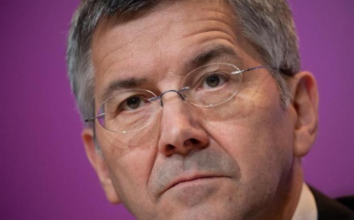 Herbert Hainer glaubt, dass noch mehr Investoren in den internationalen Fußball einsteigen. Foto: Sven Hoppe/dpa