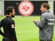 Eintracht-Trainer Oliver Glasner (r) im Gespräch mit Amin Younes. Foto: Arne Dedert/dpa
