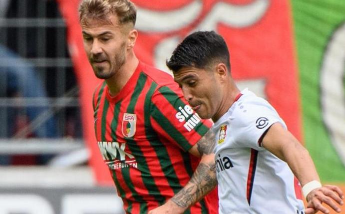 Exequiel Palacios (l) für Bayer Leverkusen in Aktion. Foto: Matthias Balk/dpa