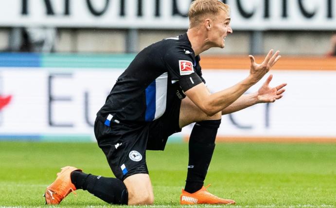 Amos Pieper hat Schmerzen am Sprunggelenk
