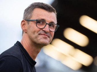 Darf beim Löwen-Gastspiel in Halle auf der 1860-Bank sitzen: Trainer Michael Köllner. Foto: Sven Hoppe/dpa Darf beim Löwen-Gastspiel in Halle auf der 1860-Bank sitzen: Trainer Michael Köllner. Foto: Sven Hoppe/dpa