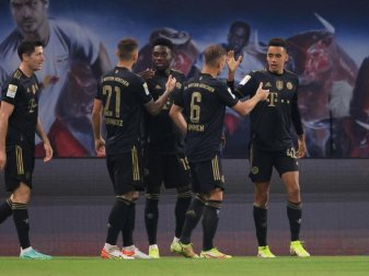 Bayerns Jamal Musiala (r) traf nach Einwechslung zum 2:0 und bereitete das 3:0 vor. Foto: Jan Woitas/dpa-Zentralbild/dpa Bayerns Jamal Musiala (r) traf nach Einwechslung zum 2:0 und bereitete das 3:0 vor. Foto: Jan Woitas/dpa-Zentralbild/dpa