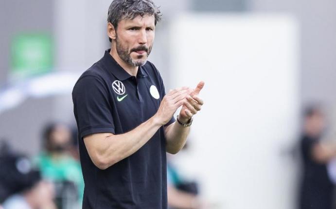 Trainer Mark van Bommel führte den VfL Wolfsburg an die Spitze. Foto: Tom Weller/dpa
